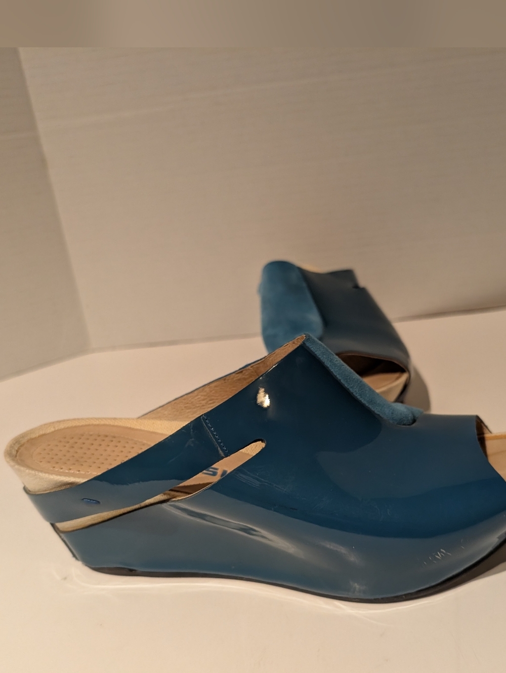 TSUBO Ovid Wedges Blue Patent Leather & Suede